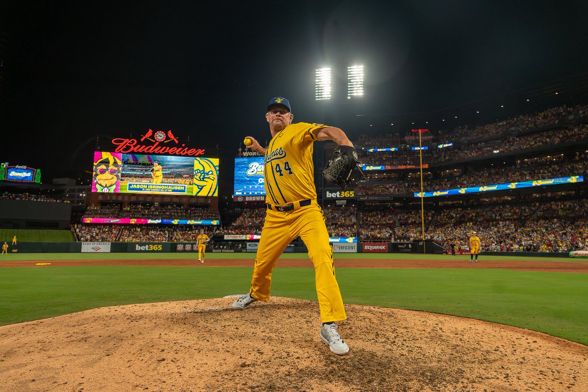 TheSavBananas's tweet image. St. Louis, we are SO back. We exposed a little secret 🫣, chose team Conrad (sorry, not sorry) 😘, and even had some… screaming goats 🐐? Speaking of goats, we had Cardinals legends Adam Wainwright, Lance Lynn, and Jason Isringhausen as honorary Bananas. But most importantly, we…