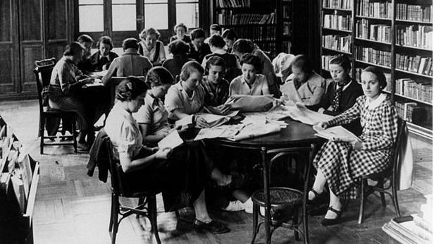 Habrás oído hablar de la Institución Libre de Enseñanza y de la Residencia de Estudiantes, pero seguramente te sorprenderá (o no) saber que había una Residencia de Señoritas de la que se sabe muy poco. 
Te cuento en este hilo. 🧵
Imagen de: madridiario.es/fotos/1/171097…