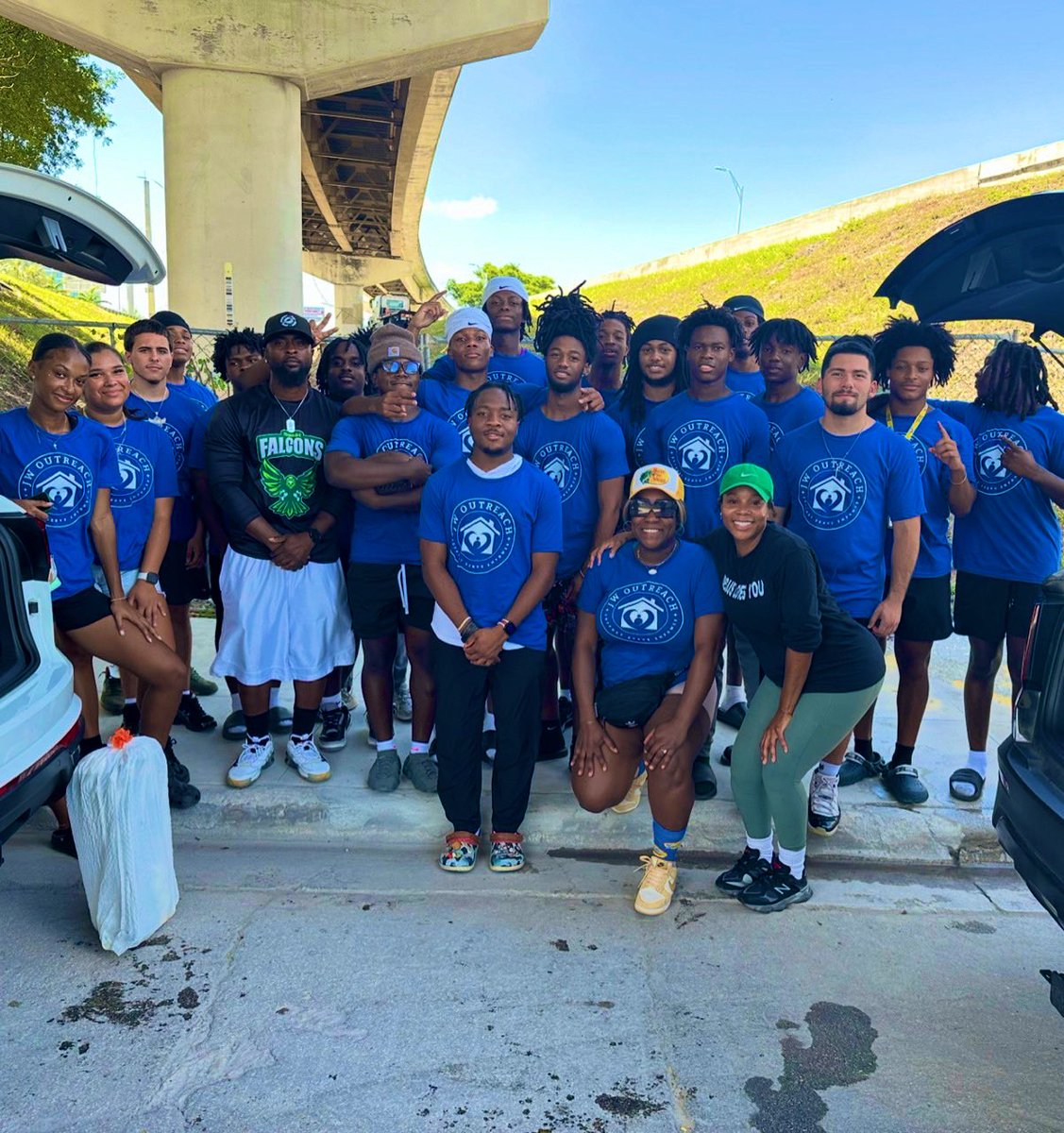 Had an amazing day out with my Flanagan football team, giving back to the community! Yesterday, we teamed up with JW Outreach to feed the homeless, and it was a humbling experience. It’s not just about performing on the field; it’s about making a difference off it too.