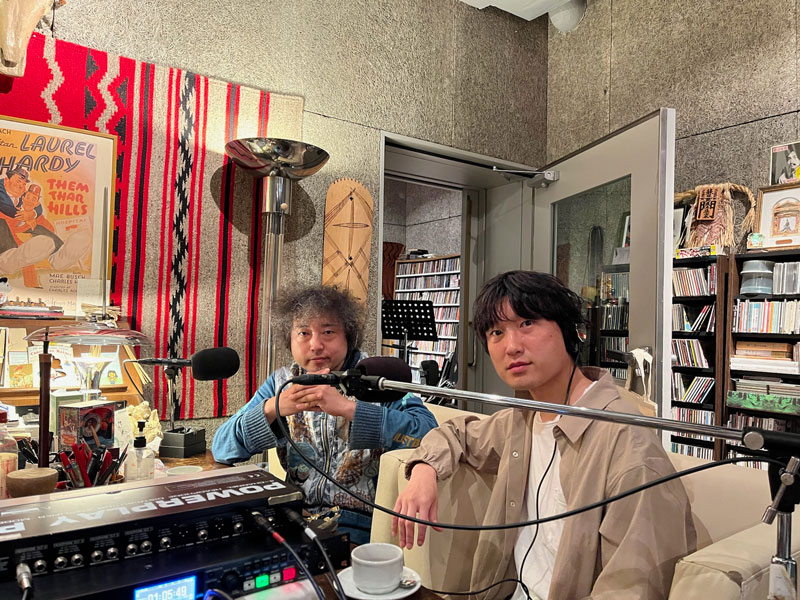 _okadatakashi's tweet image. デイジーホリデーのプレイリストを更新。ゲストにU-zhaanさんと蓮沼執太さんをお招きしての音楽夜話。ユザーンさんに内緒で呼んでいた蓮沼さんでしたが、細野さんのうっかりでサプライズならず！炭酸饅頭の話から夢や騒音の話など…
daisy-holiday.sblo.jp/article/191422…
#daisyholiday
radiko.jp/share/?sid=INT…