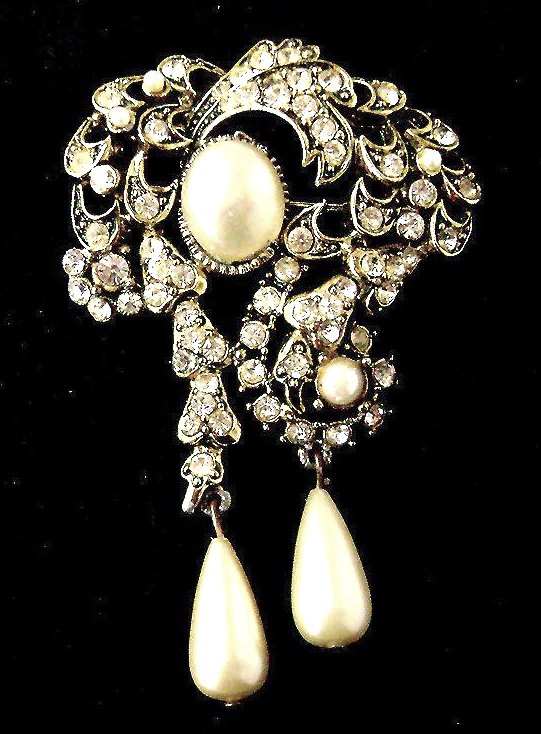 #Vintage #Hollycraft #Renaissance Revival #Brooch Clear #Rhinestone Faux Pearl #Dangles Gold Tone 1960's
etsy.me/4dUerA4 via <a href="/Etsy/">Etsy</a>