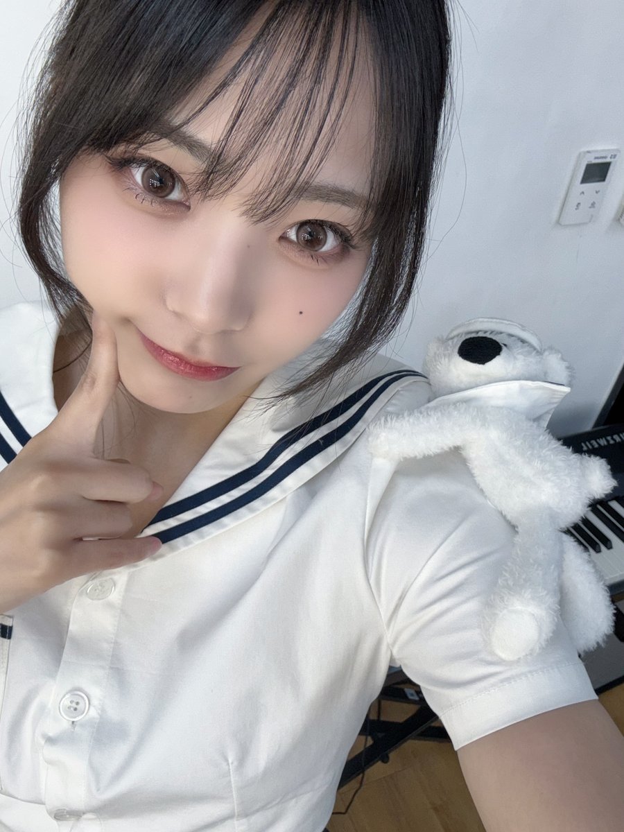 @Weekly_QWER: Jul,20,2025 Siyeon weverse post weverse.io/qwer/artist/1-… Fan signing event🤍🌊 Thank you so much for all the love today hehe I can work hard for another week!!!!! I felt good because everyone complimented my outfits and said they were cute hehe Stylist teacher is the best…