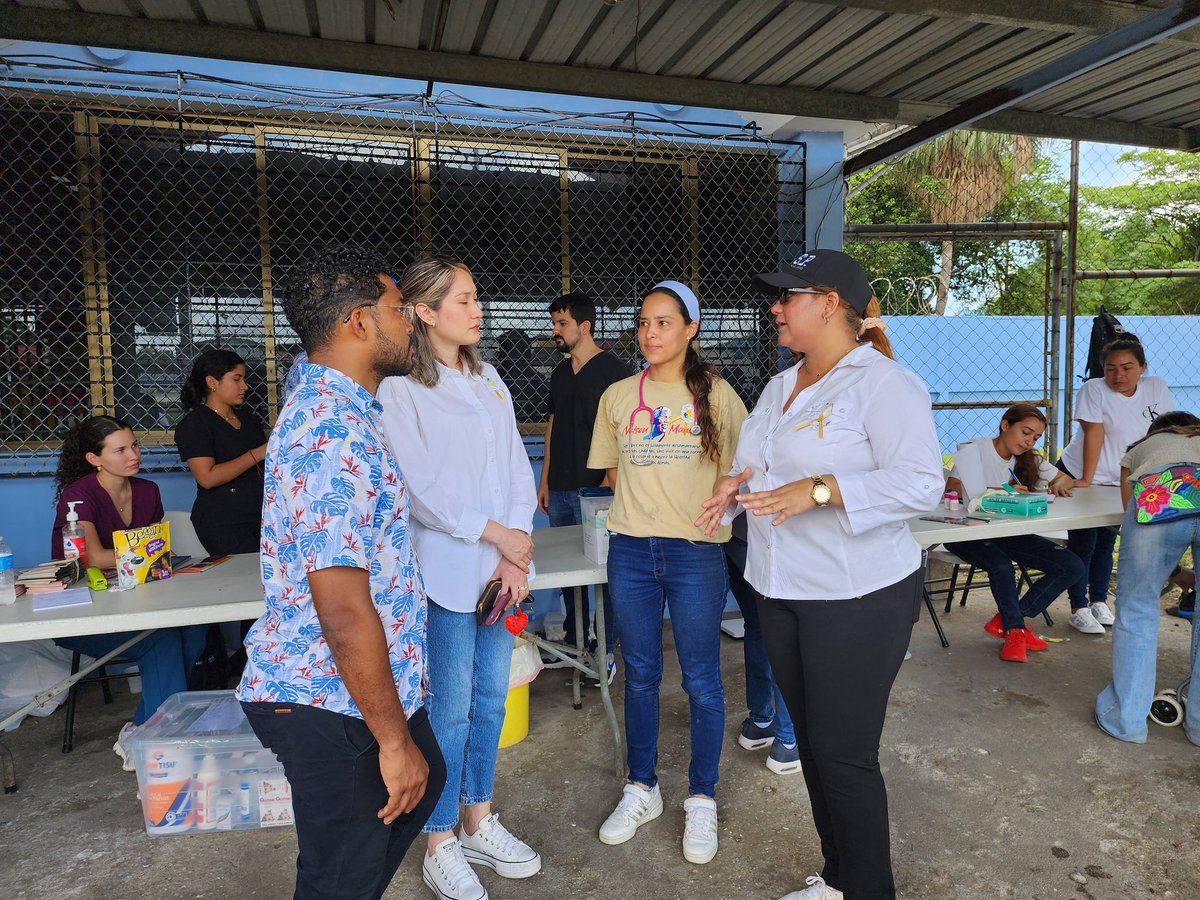 Esta jornada solidaría que se dio con motivo a la conmemoración del Día Internacional de Nelson Mandela. Los asistentes aprovecharon la atención veterinaria y venta de productos de la panadería Amasando Esperanzas, artesanías del Taller de Cefere y cosechas del huerto.