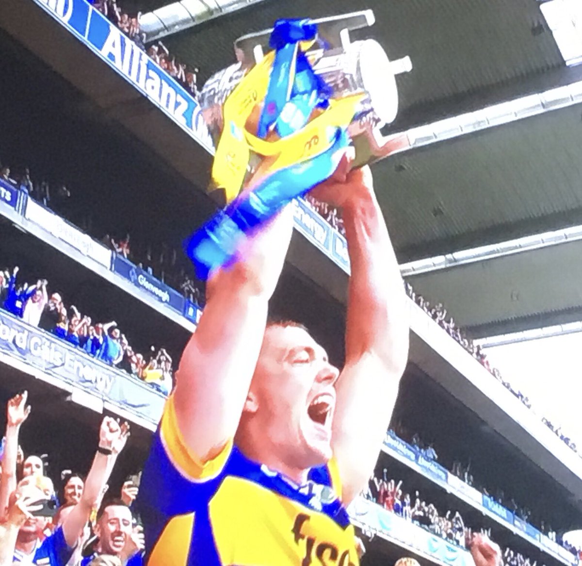 TheDesKelly's tweet image. Up Tipp! Tipperary are All-Ireland champions.
Home of the Rock of Cashel, Shane Long, the Devil’s Bit, Coolmore Stud, Una Healy, The Golden Vale, Cahir Castle and Templemore…
See. It’s not a long way at all.
#GAA #Tipperary #hurling #Ireland
