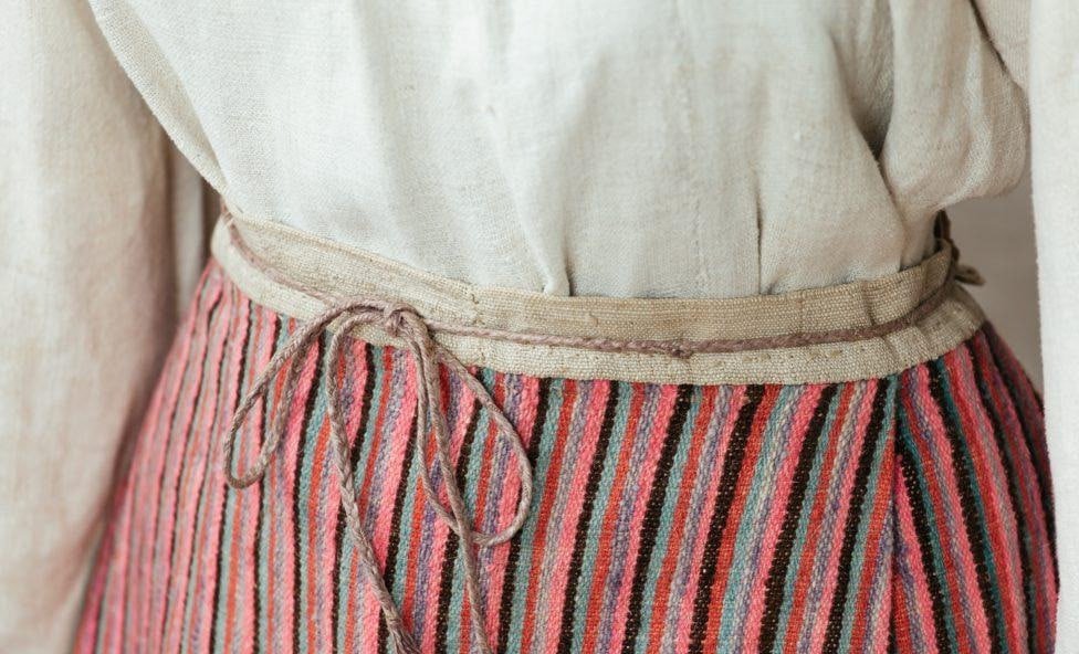 KKLKND's tweet image. Handwoven Karelian belts served as talismans against evil. Made without looms, they used dyed wool and linen threads. By the late 19th century, factory-made belts took over, and by the early 20th century, the craft nearly vanished.
#FreeKarelia