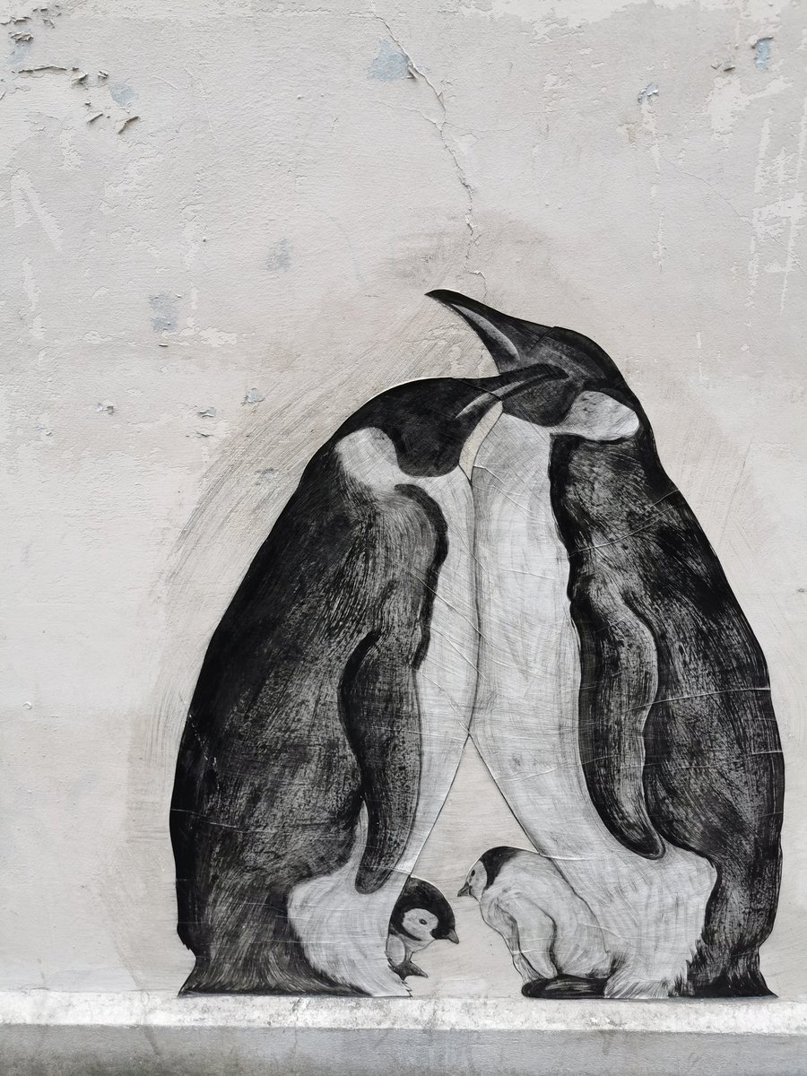 Little_Daf's tweet image. Le grand déplacement de #Levalet, #LezartsDeLaBièvre #Paris13  #StreetArt, #Pingouin