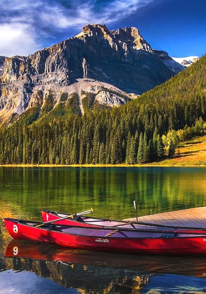 Canoes for rent at Lake Louise in Banff National Park, Alberta, Canada  🇨🇦