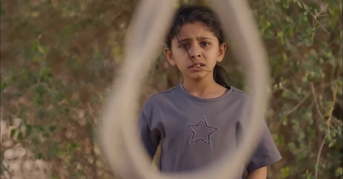 "محظوظة عندك أمين"
"مادافعتي عني ولا بلسانك"
"ماحد رحمني وانا صغير"

عقدة عبيد من الطفولة "الامومه"
وجزء من كرهه لبسمة بسبب سهام

ولانه يكرهه ضعفه بطفولته لما قال:
"اصارخ يمه الحقيني ماتردين"
شاف هالضعف ببسمة وحسها تكرر له اللي 
يحاول يدفنه وبسببها تحول من "ضحية لجلاد"
#مسلسل_أمي