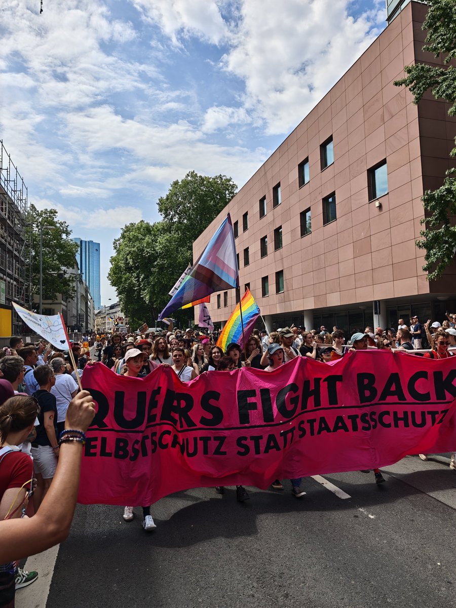 Fazit #CSD Frankfurt:
- toll, Freunde wieder zu sehen, zusammen quality Time zu verbringen, mit anderen queeren Menschen zu chillen &amp; zu feiern; 
- nicht toll, auf dem Weg zur Demo von einem aggressiven Mann* beleidigt &amp; mit Steinen beworfen zu werden. 

[* russischen Migranten]