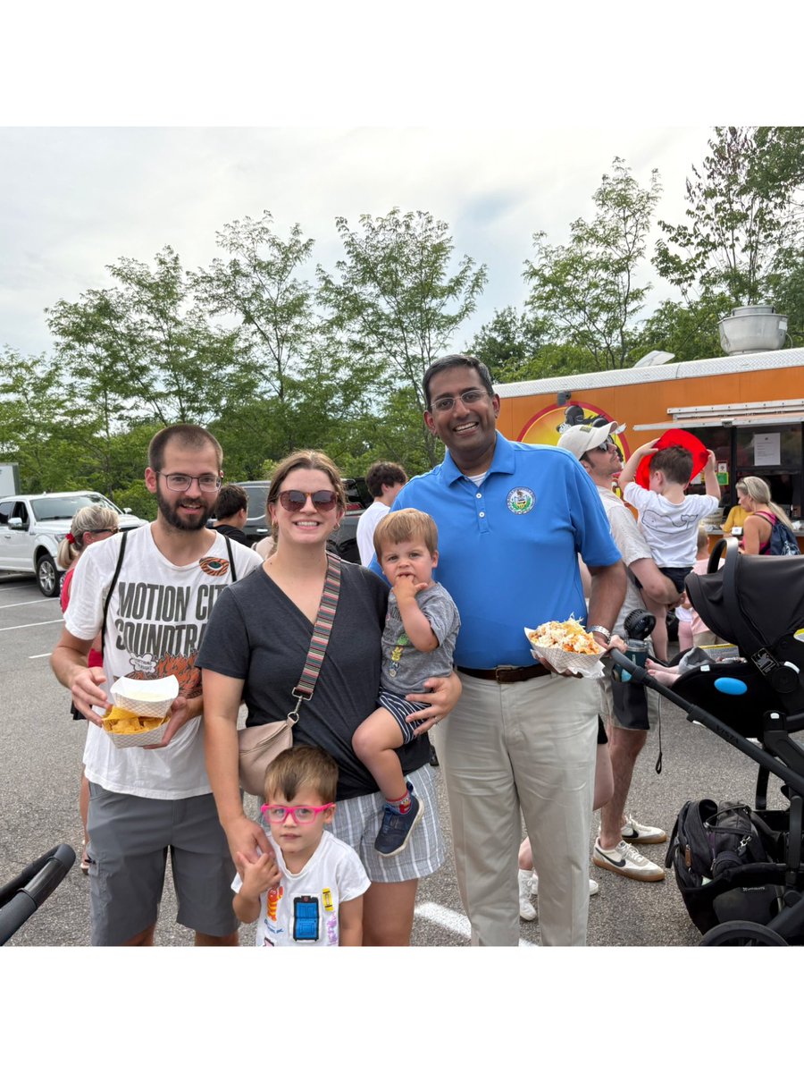 RepVenkat's tweet image. .@RepDeluzio’s and my staff, my volunteers, and I had a wonderful time at Ohio Twp. Community Day & Parade! Thanks to the Ohio Twp. first responders, municipal leaders & staff, fire depts. from across our community, volunteers, vendors, and my neighbors for a great event.