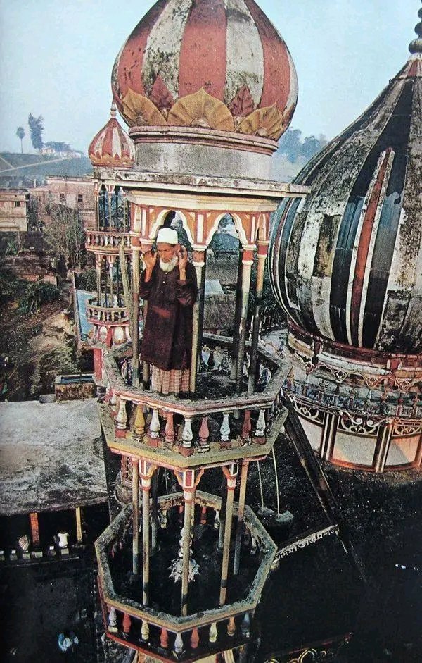 TheBengalMuslim's tweet image. A muezzin calling the faithful to prayer from the "Chandanpura Mosque". Chittagong, Bangladesh (1967)
Photographer- Albert Moldvay