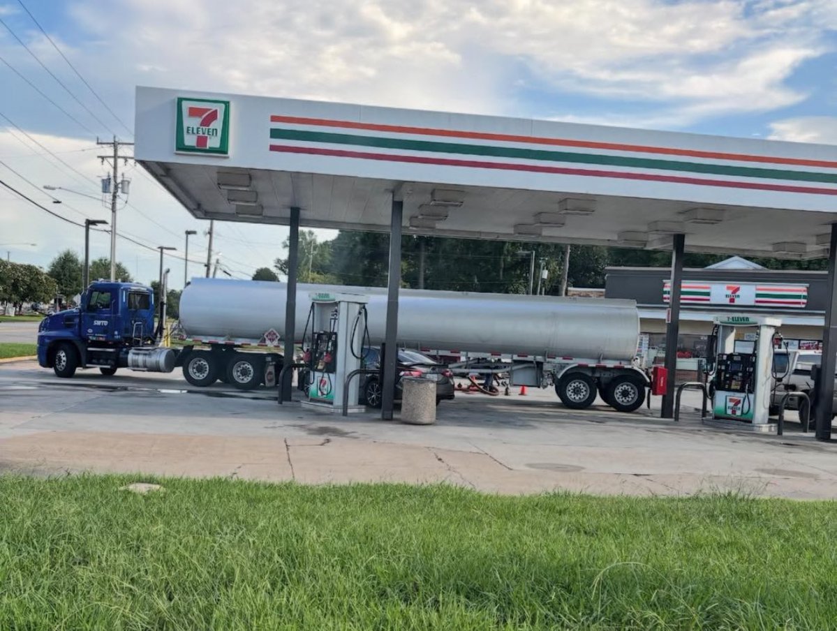 iamGrindFace's tweet image. This one truck fills up the whole gas station but ain’t no way it’s 3 different types of gasoline in there 🧐 …