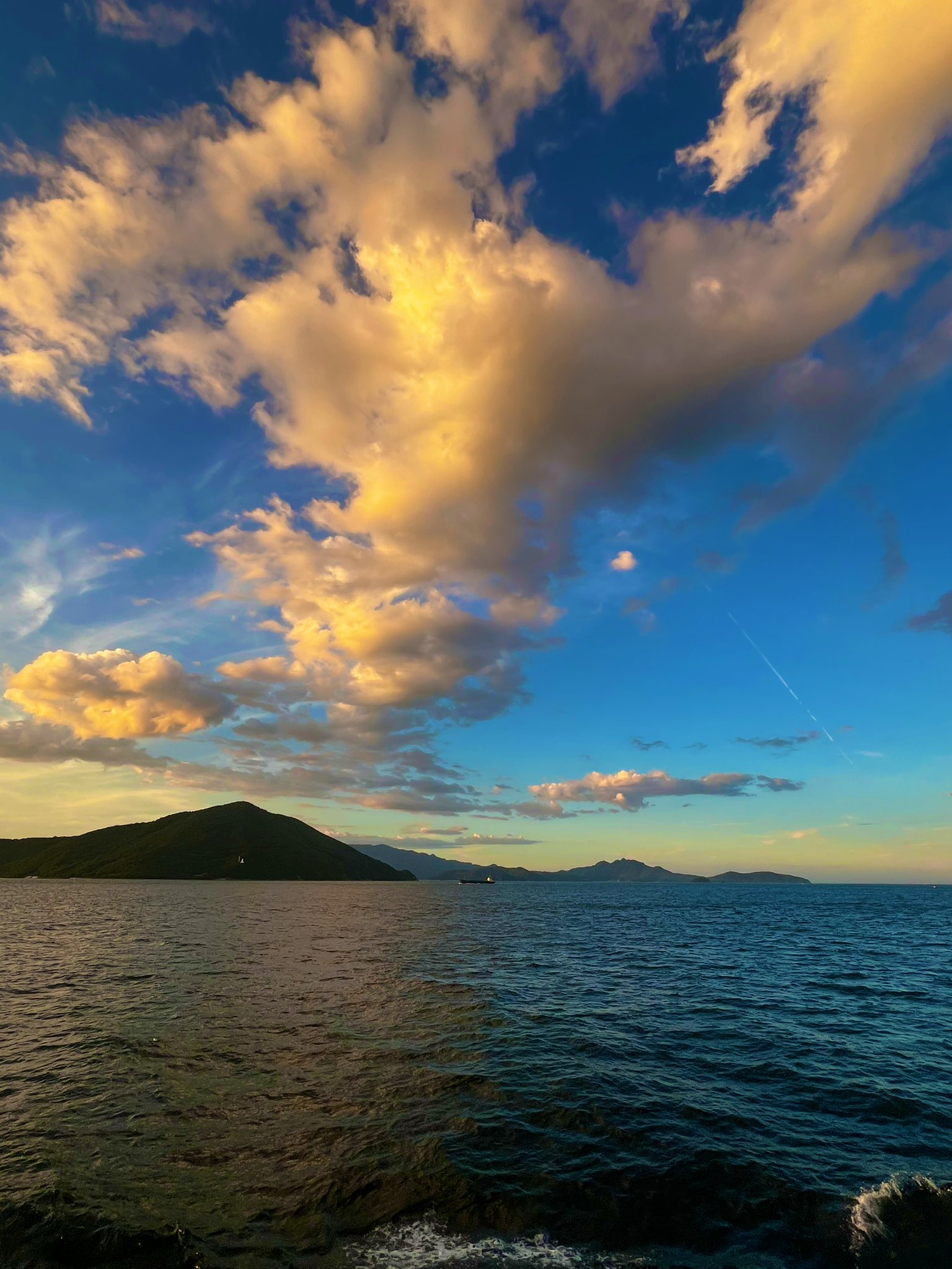 夕暮れ 夕暮れ海岸一人旅 昨日(2025.7.3 18:43)撮影 . 300型お休み予定