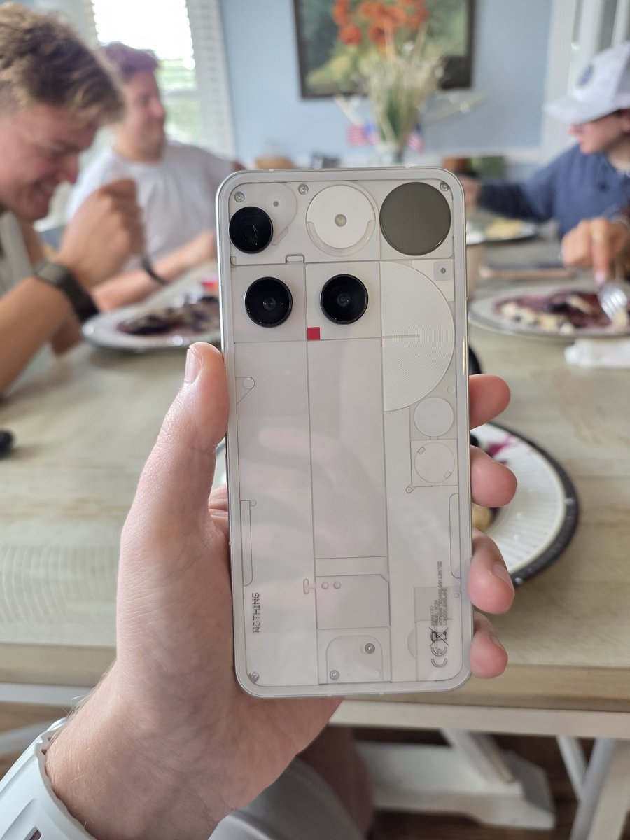 LegendaryScoop's tweet image. Time to move into Nothing. Anything you wanna know about the Phone 3?