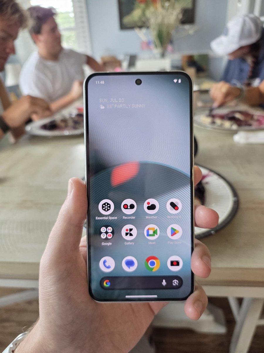 LegendaryScoop's tweet image. Time to move into Nothing. Anything you wanna know about the Phone 3?