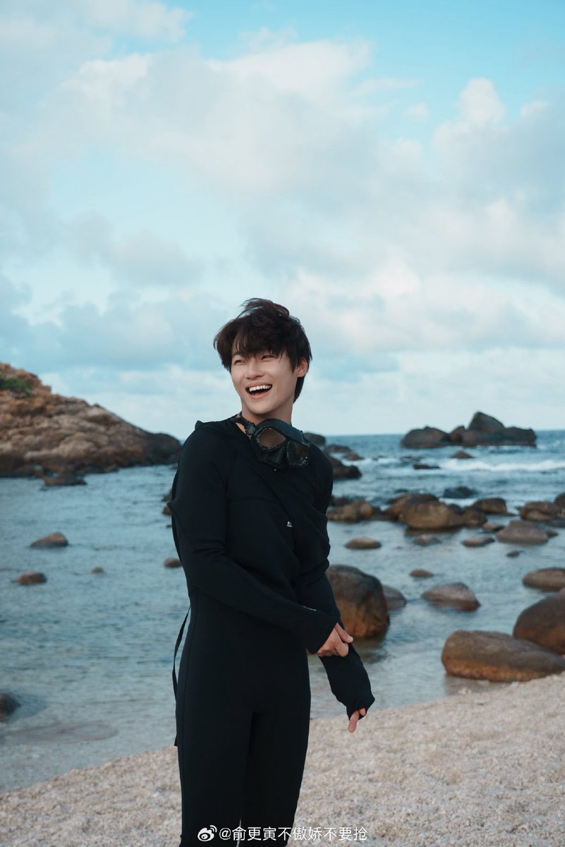 [20250720]weibo updated
.
ผมมีความสุขมากที่ได้เป็นผู้พิทักษ์สาธารณประโยชน์ปะการังทะเลในครั้งนี้ และได้มีส่วนร่วมในการถ่ายทำภาพยนตร์สั้นเพื่อสาธารณประโยชน์เรื่อง "ทะเลมีคำตอบ" บนเกาะอู่จื่อโจว มาร่วมกับผมในผืนน้ำสีครามอันเงียบสงบและกว้างใหญ่ไพศาลแห่งนี้

ทะเลเงียบสงบมาก