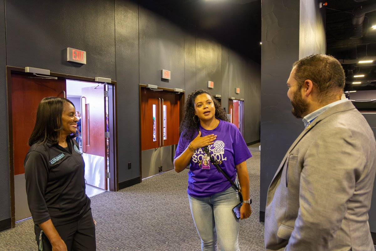 CommALSimmons's tweet image. The Potters House of Fort Worth’s (@TPHFW) Back 2 School Fest was everything our community needed: joyful, helpful, and full of purpose.
I stopped by to catch the energy, thank the partners, and see families gearing up for a strong school year. From free haircuts to backpacks,…