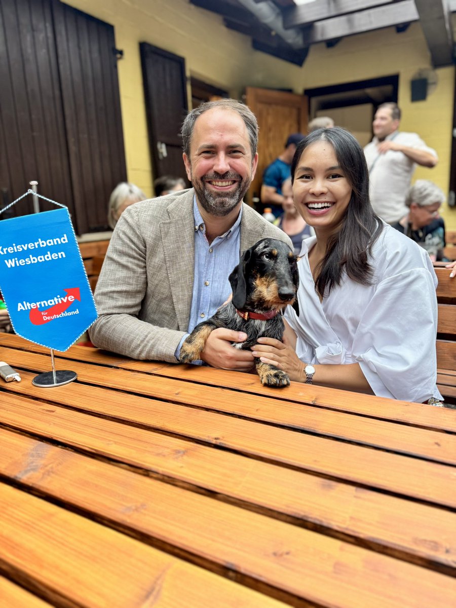 nguyen_afd's tweet image. Dank unserem Wachhund sind @BuchheitMarkus und ich wohlbehalten zu unserer Veranstaltung in Wiesbaden gekommen.
Alles für den Dackel, alles für den Club!