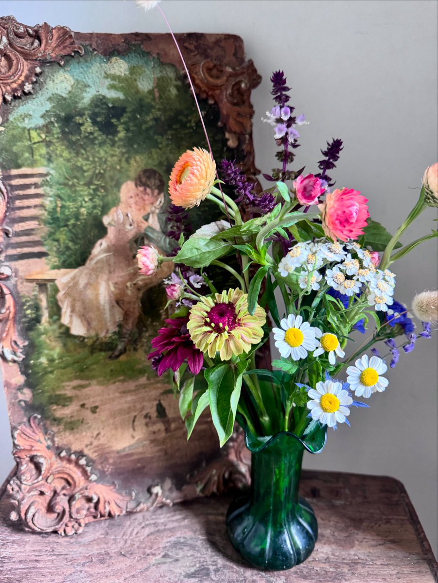 GardenBrocante's tweet image. I’ve been in the garden (between the showers 🌧️) and I’ve also started to sort out some of the many paintings I own! Come the autumn I’ll start selling some of them 🤔👍
I hope you’ve had an enjoyable weekend. 💐❤️🌧️☀️
See you tomorrow. Z x