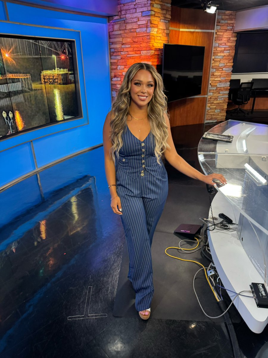 rayagurl77's tweet image. Enjoying another weekend behind the desk! Happy Sunday everybody💙
