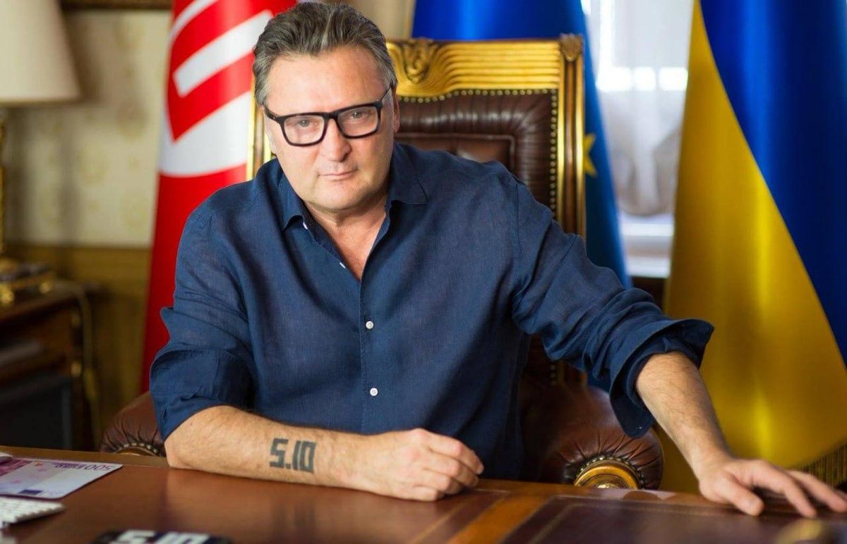 svtv_news's tweet image. Зеленский ввёл санкции в отношении основателя украинской протолибертарианской партии Геннадия Балашова и оппозиционного блогера Андрея Серебрянского

Бизнесмен Геннадий Балашов после Евромайдана основал партию 5.10, выступавшую за минимизацию налогов и преобразование Украины в…