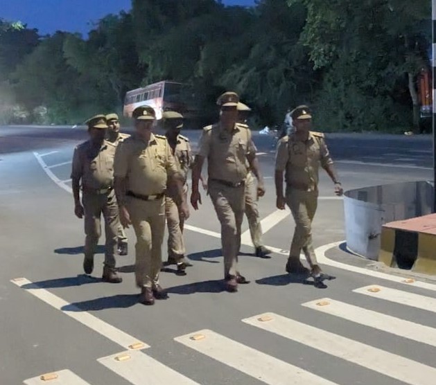 #SPHts के निर्देशन मे जनपद में शान्ति, सुरक्षा व कानून व्यवस्था को सुदृढ बनाये रखने हेतु थाना चंदपा पुलिस द्वारा थाना चंदपा क्षेत्र में पर्याप्त पुलिस बल के साथ पैदल गश्त कर सुरक्षा व्यवस्था का लिया जायजा। #UPPolice