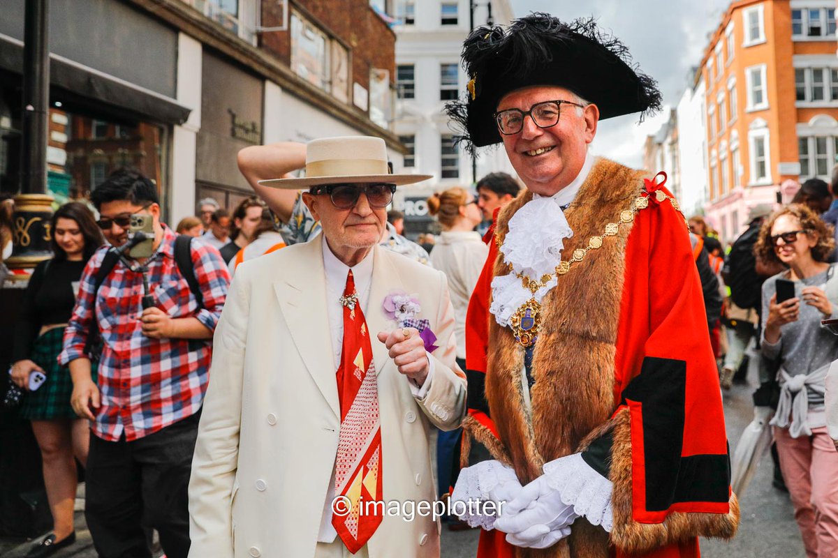 imageplotter's tweet image. Funny weather today, rain and sunshine at the same time. But here are some shots from the always fun annual #Soho #WaitersRace, including one with Soho legend @SohoGeorge and the very friendly @LM_Westminster . Pics @Alamy_Editorial & @avalondotred