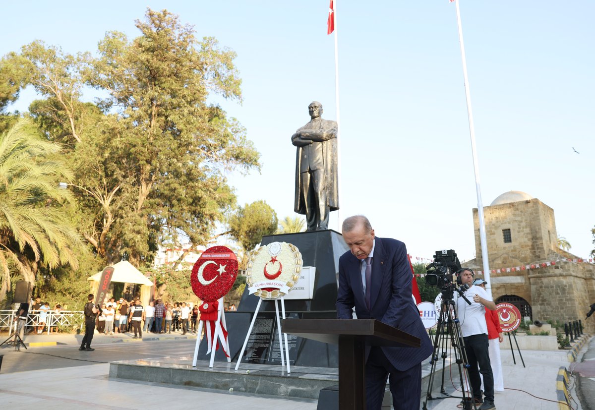 Cumhurbaşkanımız Sayın Recep Tayyip Erdoğan, KKTC Cumhurbaşkanı Ersin Tatar ile Atatürk Anıtı'nı ziyaret etti.