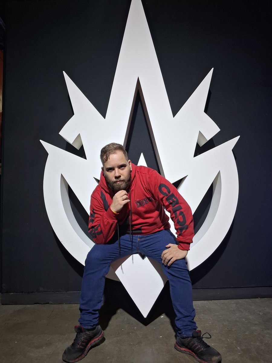 Dei voz a mais um Mundial🎙
É incrível poder contar a história de lendas vivas e dar voz a momentos históricos para vocês!
Foi meu primeiro cast Tier 1 no LoL, e fica um sentimento de gratidão por tudo
Obrigado a <a href="/rtparena/">RTP Arena</a> por todas as oportunidades e tudo que fizeram por mim💜
