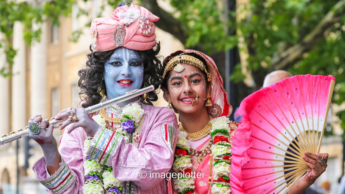 imageplotter's tweet image. And a few shots from the always colourful London Ratha Yatra annual chariot procession through central London. Krsna (sic) and Chaitanya, two young participants, represent Krishna and Radha at the front of the procession. Pic sets at @Alamy_Editorial &
@avalondotred