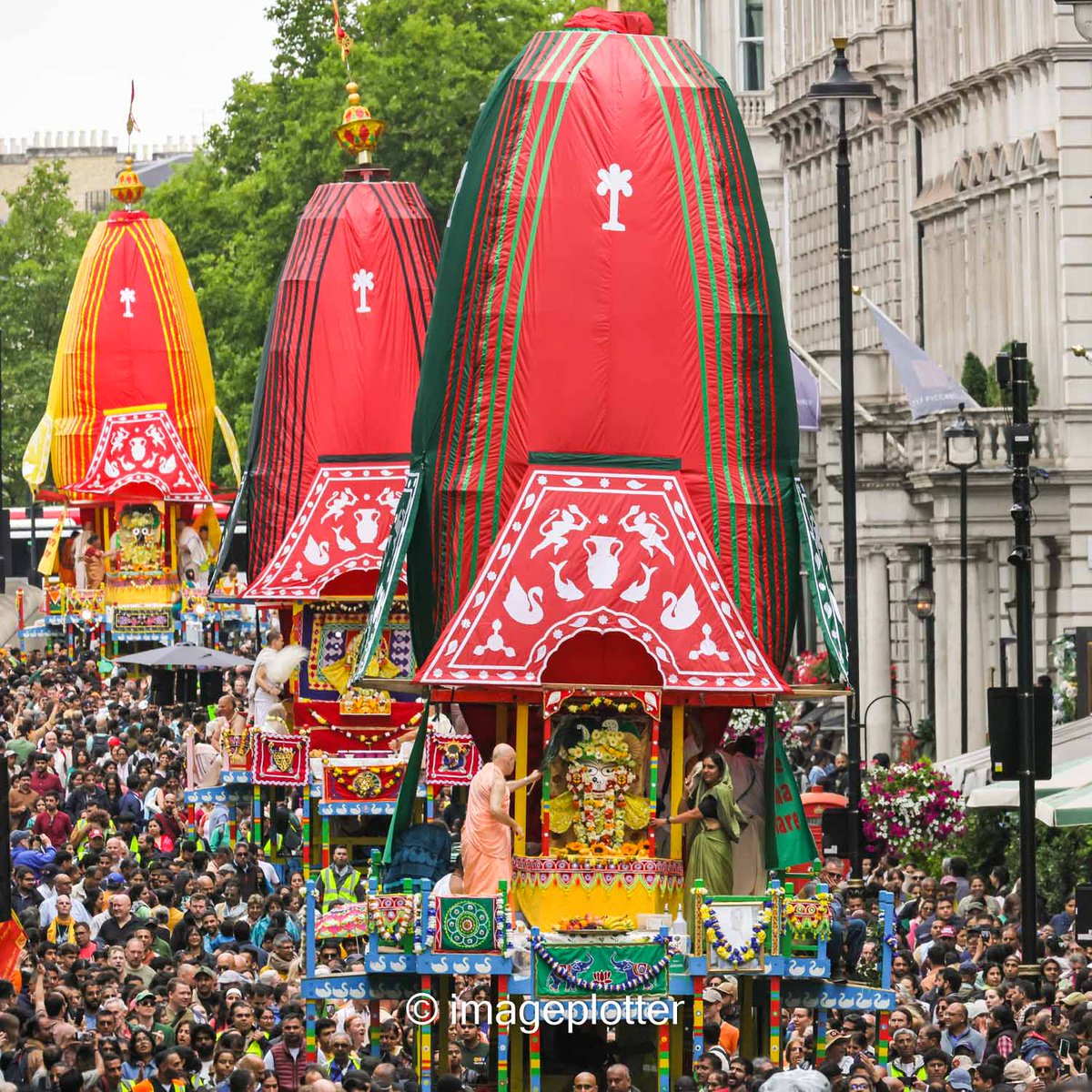 imageplotter's tweet image. And a few shots from the always colourful London Ratha Yatra annual chariot procession through central London. Krsna (sic) and Chaitanya, two young participants, represent Krishna and Radha at the front of the procession. Pic sets at @Alamy_Editorial &
@avalondotred
