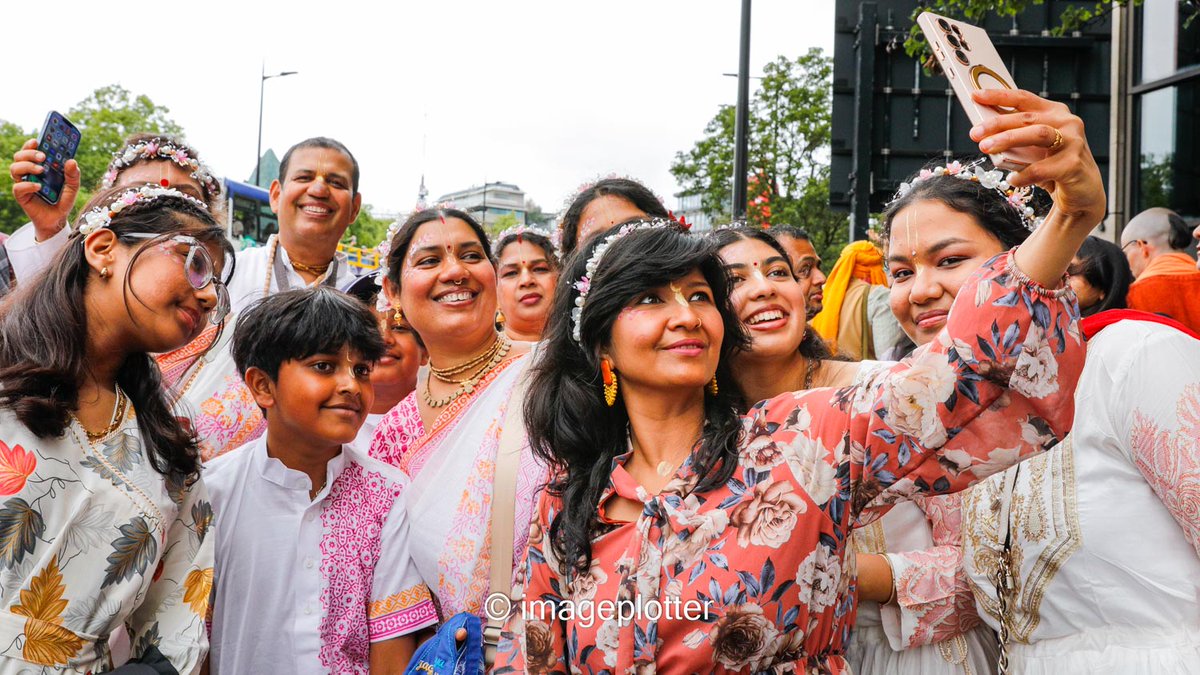 imageplotter's tweet image. And a few shots from the always colourful London Ratha Yatra annual chariot procession through central London. Krsna (sic) and Chaitanya, two young participants, represent Krishna and Radha at the front of the procession. Pic sets at @Alamy_Editorial &
@avalondotred