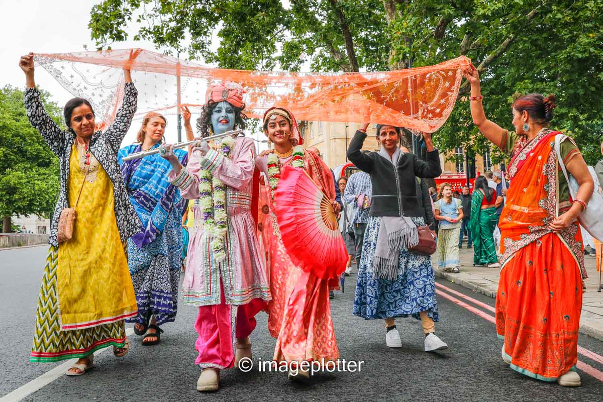 imageplotter's tweet image. And a few shots from the always colourful London Ratha Yatra annual chariot procession through central London. Krsna (sic) and Chaitanya, two young participants, represent Krishna and Radha at the front of the procession. Pic sets at @Alamy_Editorial &
@avalondotred