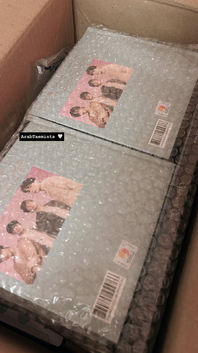 وصلتنا ألبومات شايني و QR Code Ephemeral Gaze سنبدأ بالشحن غداً إن شاء الله هنالك جزء من الألبومات سيصلنا خلال هذا الأسبوع ولكن شنبدأ بشحن الطلبات المكتملة غداً إن شالله شكراً لصبركم وانتظاركم وثقتكم بنا سنضع لكم من حامل أكواب تيمين الذي صنعناه مؤخراً 🥰