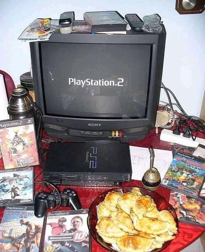 Aiker09876's tweet image. Feliz día del amigo, me compré otro mando para jugar a la ps2, quien se apunta?