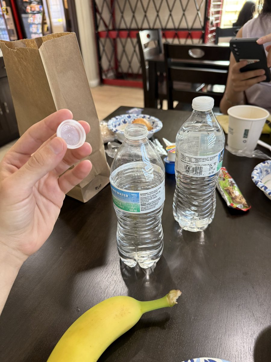 mariomnts's tweet image. Vais a pensar que es broma pero echo de menos los tapones que se quedan unidos a la botella 🥲
