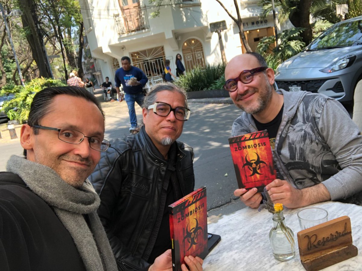 Aquí desayunando con <a href="/Baalzabut/">Baal</a>, el autor de la novela ZOMBIOSIS, y el maestro <a href="/aullidosp/">Aullidos Panteoneros</a>.

Gran plática, buenos chismes, que se repita pronto!