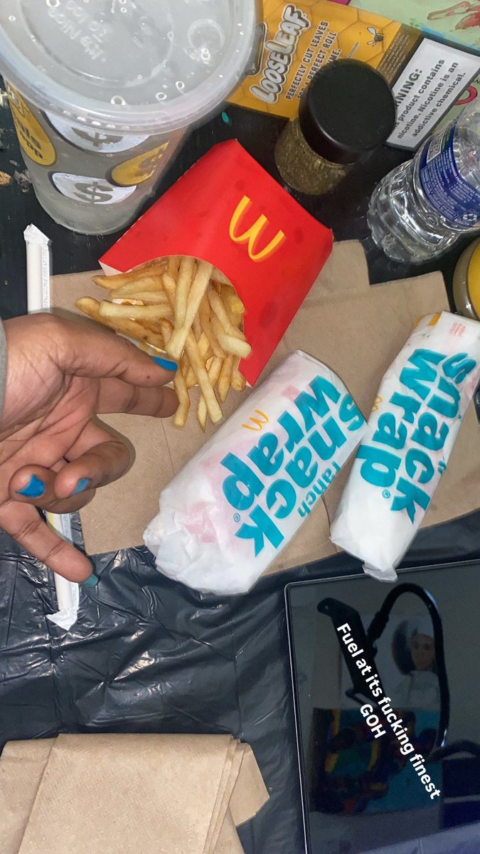 92sturdy's tweet photo. Fuel at its fucking finest GOH  #fuel #yums #mcdonalds @McDonalds #snackwrap https://t.co/QNIC3cU7hd