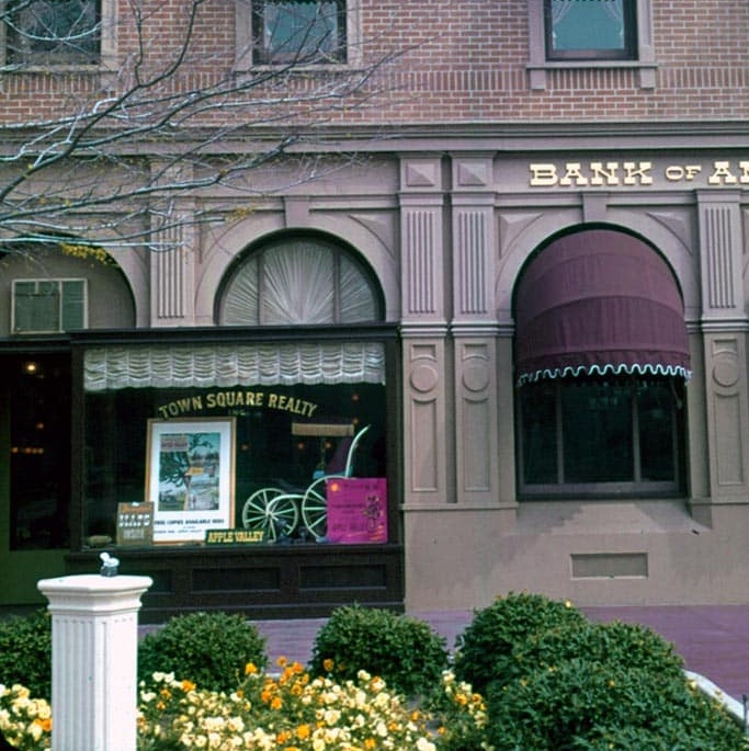 boss_angeles's tweet image. 70th Trivia. Imagine owning a "lot" in Disneyland, as "Town Square Realty" gave away tiny "lots" of Disneyland Dirt as a grant deed. The office promoted real estate in Apple Valley, CA. When Main Street felt like a town!