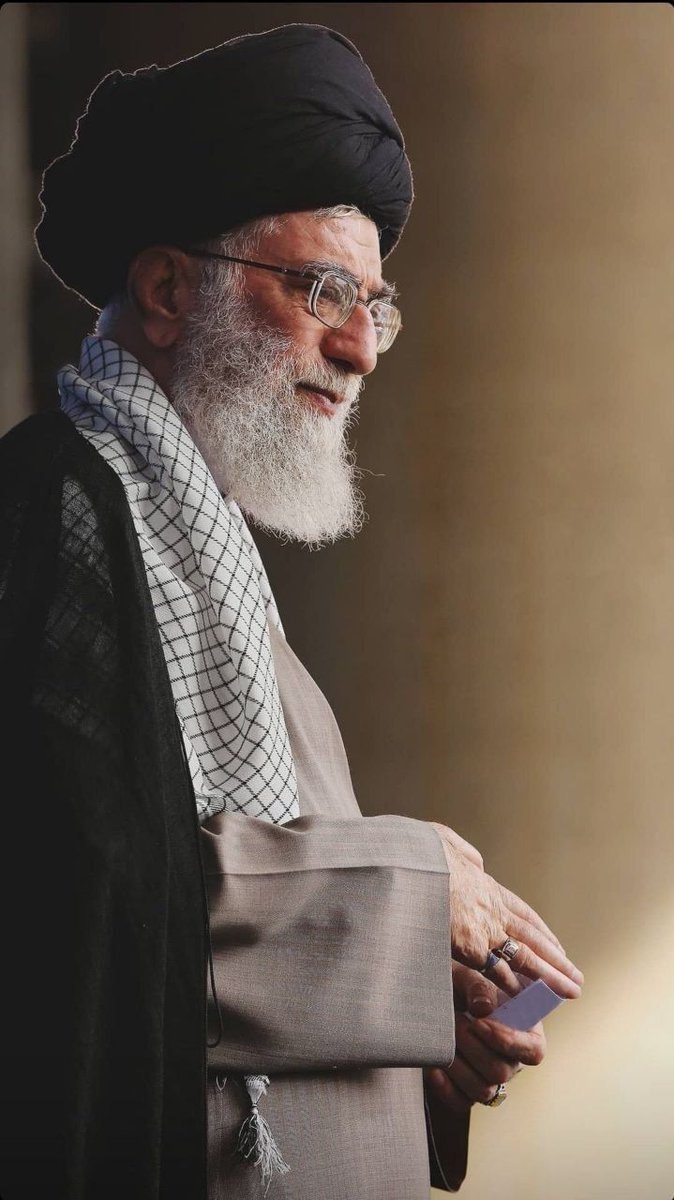 MShapari26093's tweet image. دستانت که در دستان اولاد علی باشد گمراه نمیشوی...