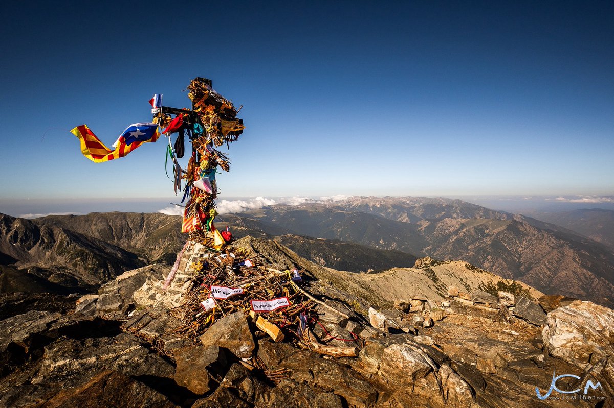 Photo du dimanche.

Croix du Canigó recouverte d’oripeaux et des fagots de la Trobada.
-
#Canigo #GrandSite #Pyrénées
📸 Jc Milhet / #HansLucas pour #PyrénéesMagazine