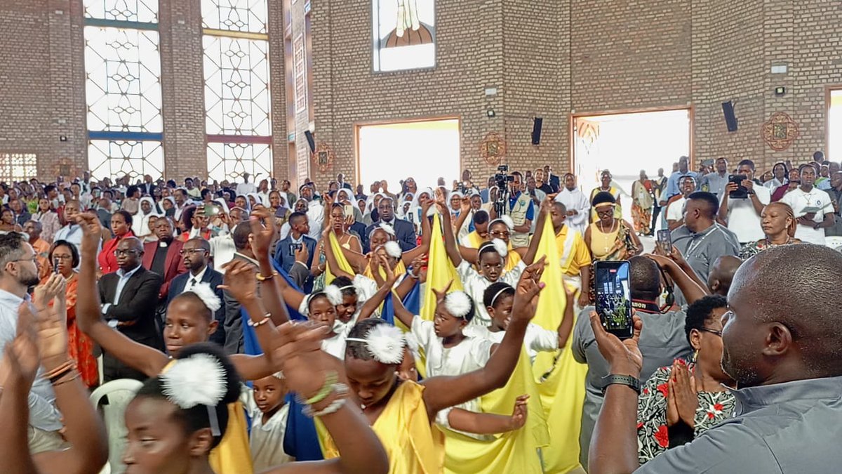 Myr Balthazar NTIVUGURUZWA yashimiye abakristu ba Paruwasi ya Ruyenzi uko biyubakiye Kiliziya anabasaba gukomeza gushyira imbaraga mu matsinda y'abana n'ay'ababyeyi. Yabitangaje kuri uyu wa 20/7/2025 mu muhango wo guha umugisha Kiliziya ya Ruyenzi no kuyegurira Imana.