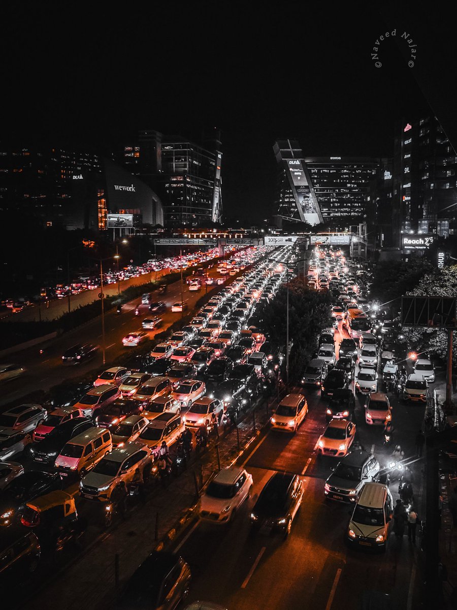 NaveedNajar's tweet image. Gurgaon/Cyber Hub/Mini Dubai, they call it. But one rain and roads turn into rivers. Rickshaws gone or charging 5x. People stuck for hours. Glass buildings shine, but the ground reality? Still broken.

#gurgaonrains #CyberHub #GroundReality #DelhiNCR #delhimetro #DelhiNews