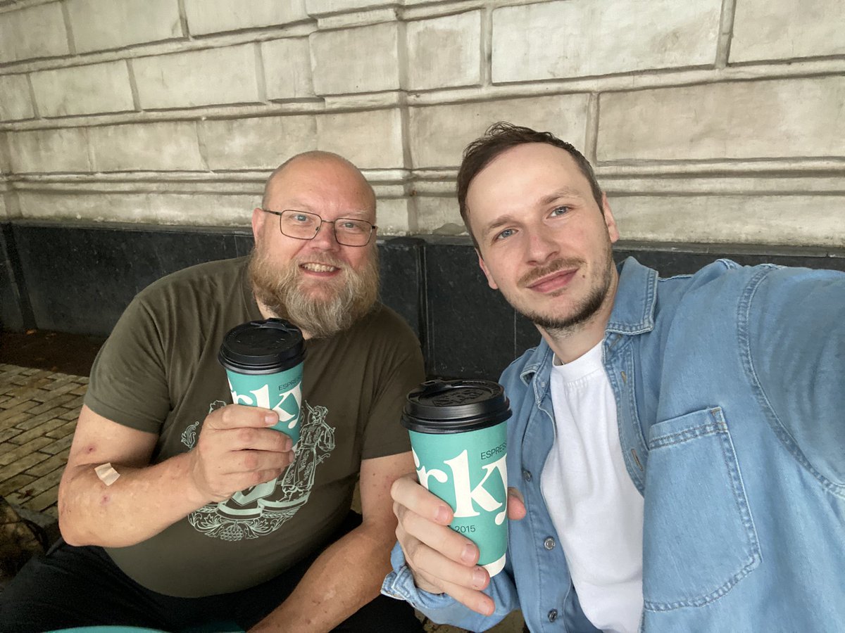 DeeLavMusic's tweet image. Just look who I just met in the center of Kyiv!!! Does anyone know this guy and what is he doing here??? โค๏ธ๐บ๐ฆ๐ฉ๐ฐ
