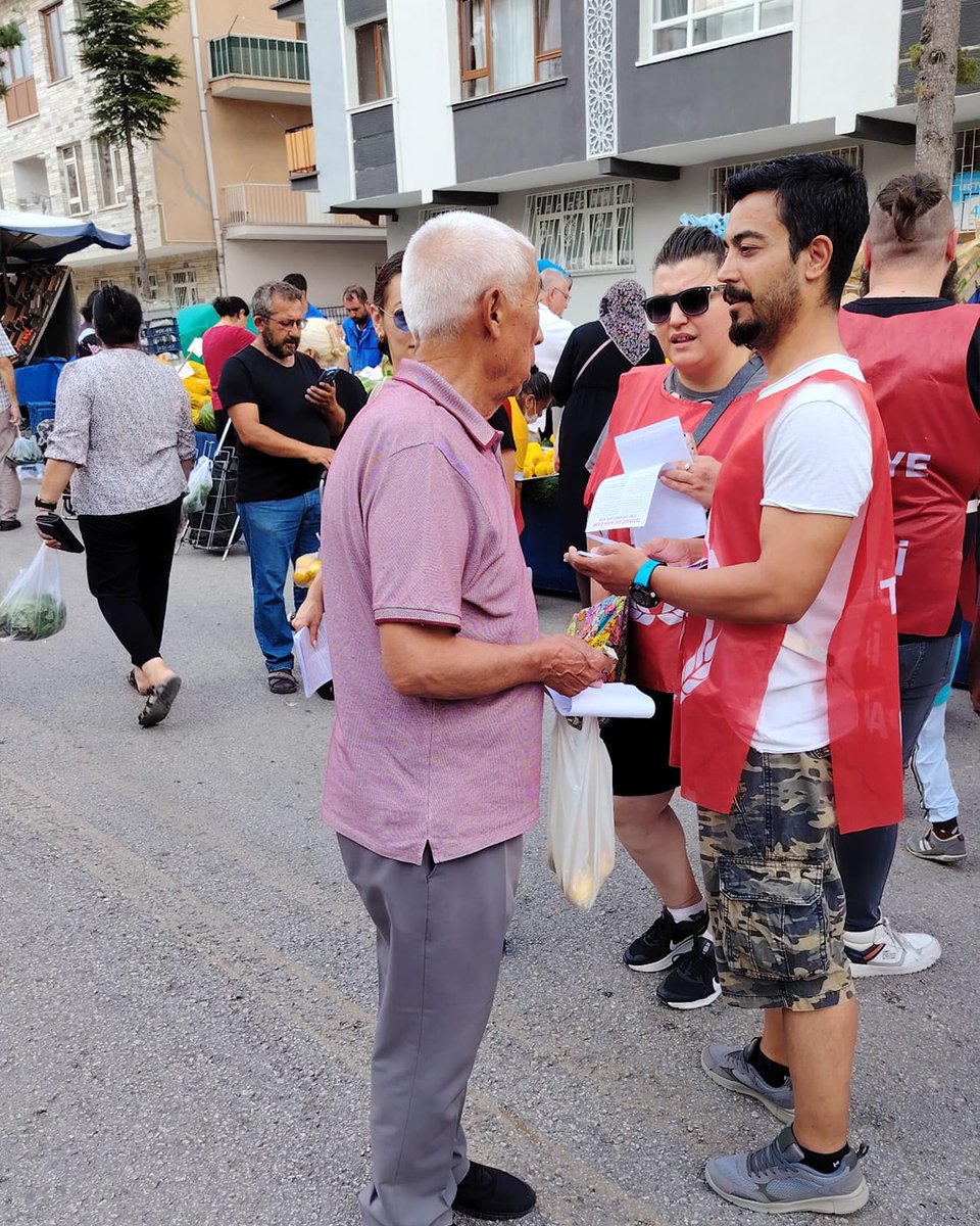 Keçiören İlçe Örgütümüz, İncirli Öney Pazarı’nda yurttaşlarımızla bir araya gelerek ara zam konulu bildirilerimizi dağıttı.

Bu asgari ücretle yaşamak hayal, geçinmek mümkün değil! İnsanca bir yaşam için Temmuz ayında ara zam zorunludur!