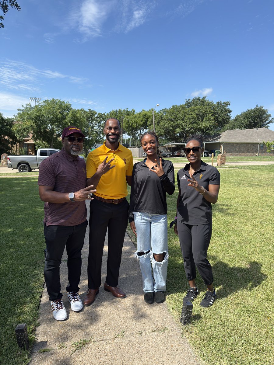 Kelcy Horace (@kelcy_horace) on Twitter photo So blessed to have my first home visit with Arizona State! 🔱 #ForksUp
<a href="/SunDevilTFXC/">Sun Devil Track and Field/XC</a> <a href="/CoachTabSanders/">Tabitha Sanders</a> <a href="/raymondburks67/">My Info</a> So blessed to have my first home visit with Arizona State! 🔱 #ForksUp
<a href="/SunDevilTFXC/">Sun Devil Track and Field/XC</a> <a href="/CoachTabSanders/">Tabitha Sanders</a> <a href="/raymondburks67/">My Info</a>