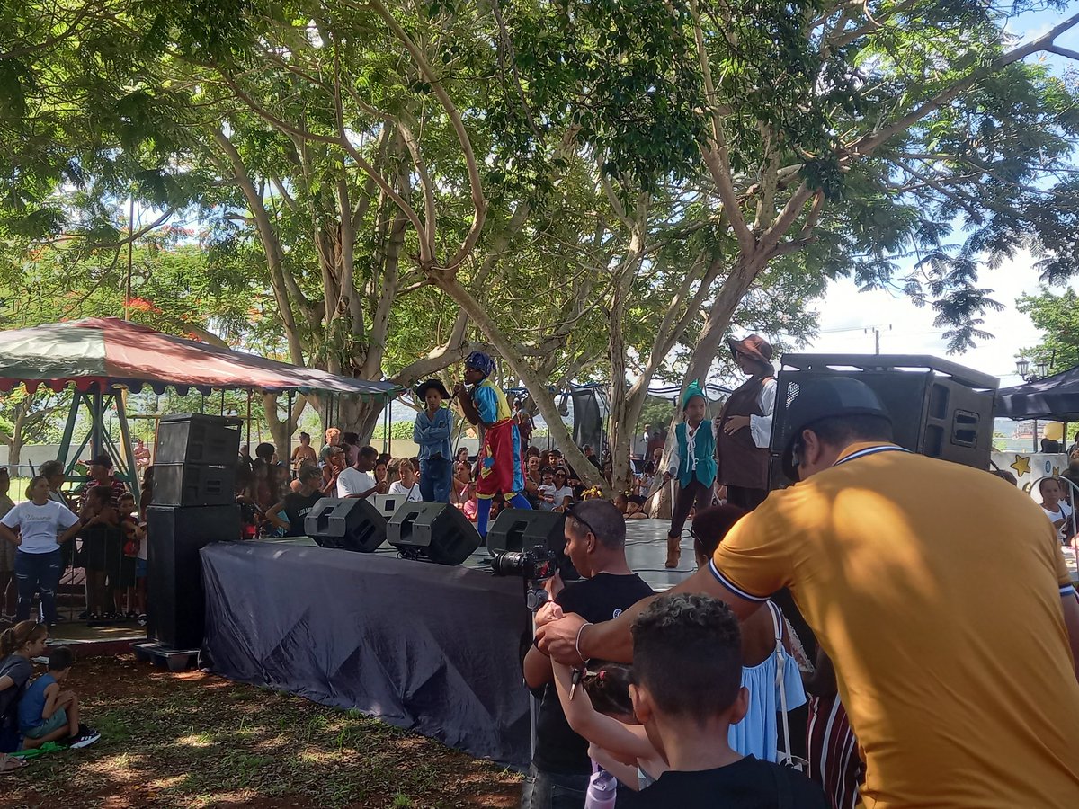 Feliz en este día de los niños, por ver la alegría de niños y padres disfrutando el espectáculo de la Colmenita en el parque infantil Monserrate. #VeranoSiempreJoven #Verano2025