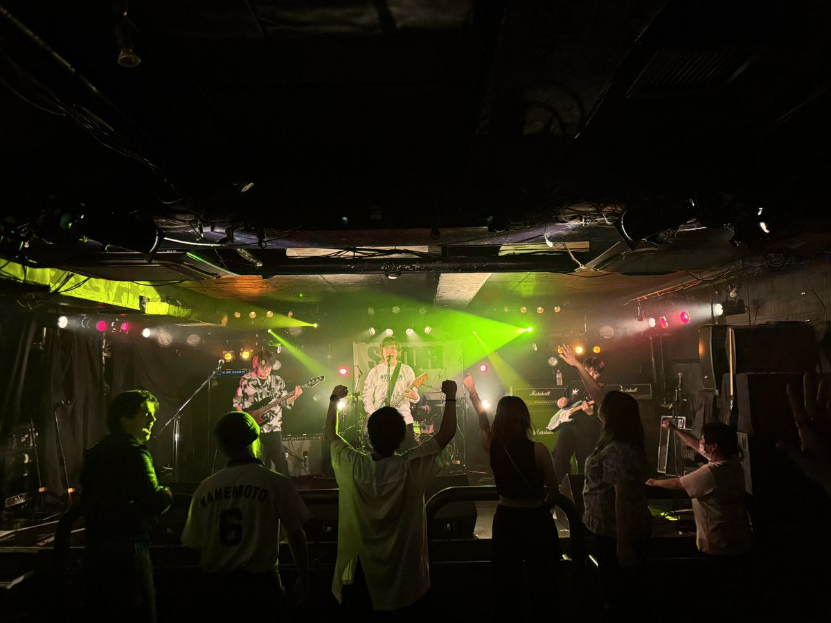 tsutsumingo's tweet photo. quadrariumのライブでした。
呼んでくれた
#jimmyhat
ありがとう！
同じ時代の仲間にで再会できた今日に感謝。
ホールにはタイガースのユニフォームを着た外国人がいてステージからタイガースファン？って聞いたら。
ゼンゼンシラナイヨサッキフルギヤデカッタヨって言われたのが今日のハイライト。 https://t.co/h6Bpw9O5wb