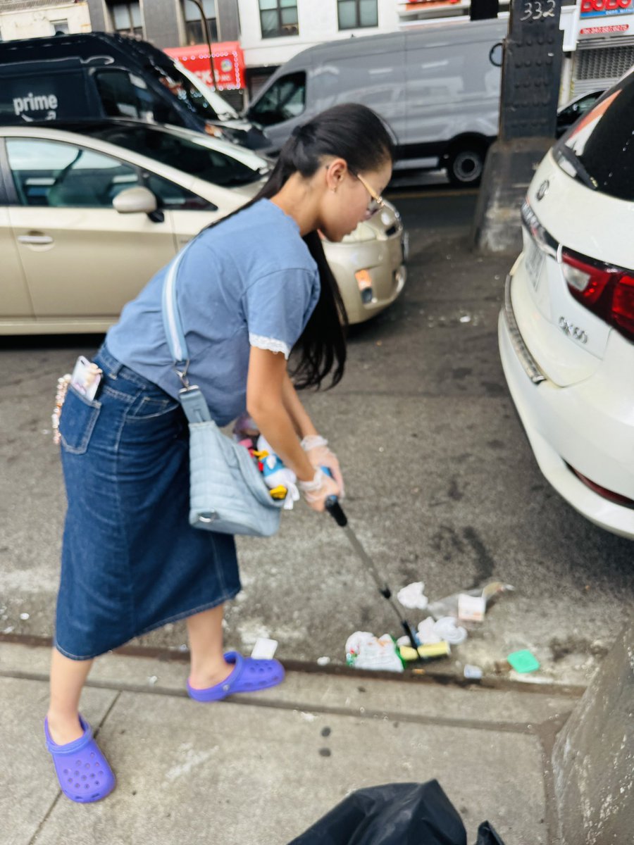 CMSusanZhuang's tweet image. Our community clean-ups continue! 🧹🗑️
It’s wonderful to bring together organizations like Sharing Hearts and @aceprogramsny
Thank you to all our volunteers and community leaders like Larry He and Joyce Xie — we are setting a great example for our younger generations ❤️
