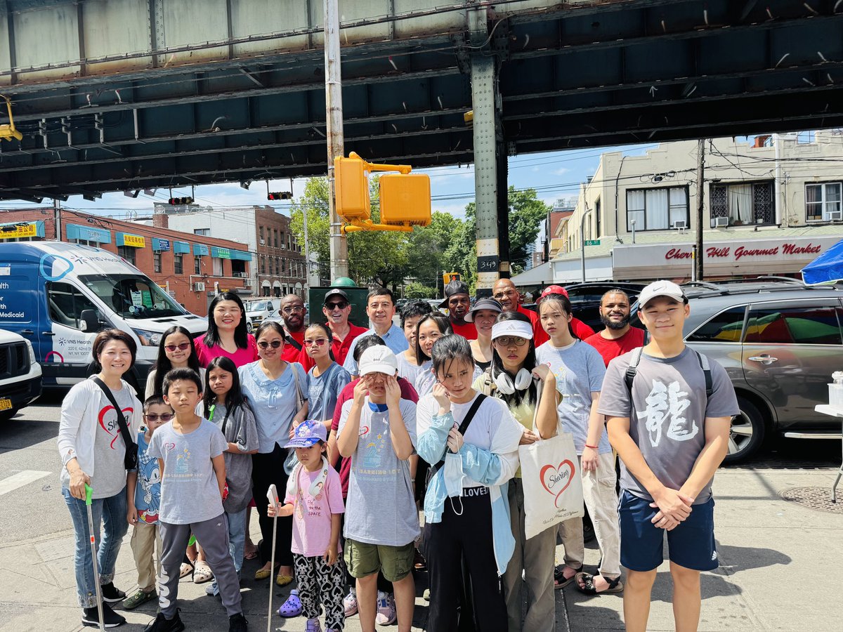 CMSusanZhuang's tweet image. Our community clean-ups continue! 🧹🗑️
It’s wonderful to bring together organizations like Sharing Hearts and @aceprogramsny
Thank you to all our volunteers and community leaders like Larry He and Joyce Xie — we are setting a great example for our younger generations ❤️